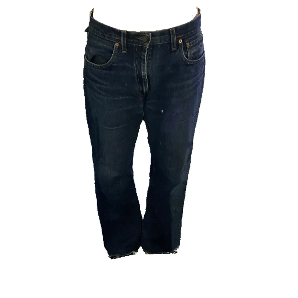 Levis jeans unisex  Storleken på lappen stämmer inte för längden då benen är avklippta. Men passar någon som är 160. Jeans & Byxor.