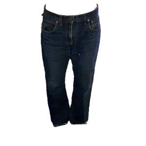 Levis jeans unisex  Storleken på lappen stämmer inte för längden då benen är avklippta. Men passar någon som är 160