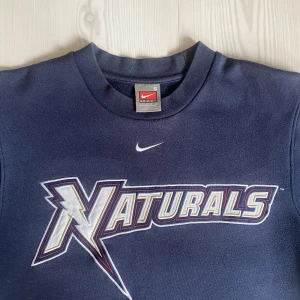 Nike sweatshirt  - Vintage Nike sweatshirt som inte längre passar. Den är i mycket bra skick och är i storlek S.
