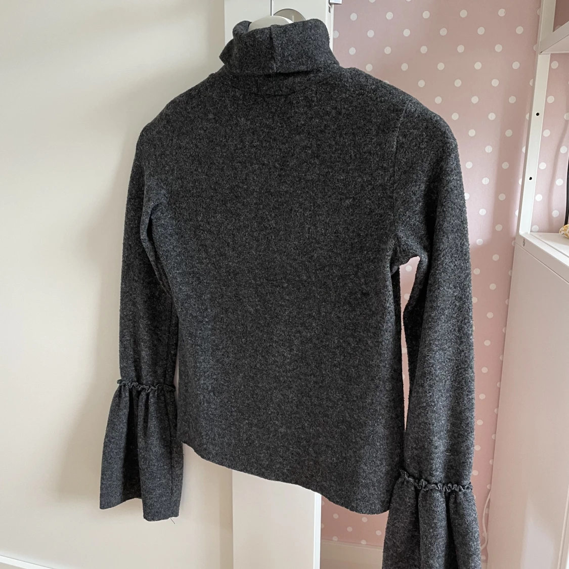 Grå/svart topp från Chiquelle med volangärmar i storlek small. - 2