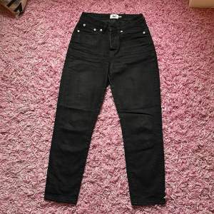 Det är svarta Cone jeans från lager 157 med knappgylf 