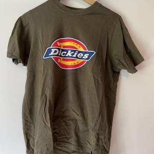 Grön T-shirt från Dickies i storlek xs, använd 1 gång