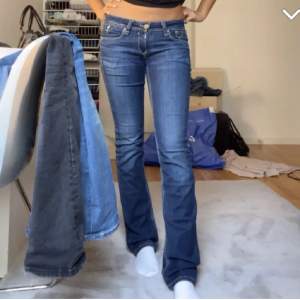 Säljer dessa jeans köpta på Plick, originellt köpa från Tommy hilfigher! I strl 26 men stretchig tyg så passar även större storlekar💗💗