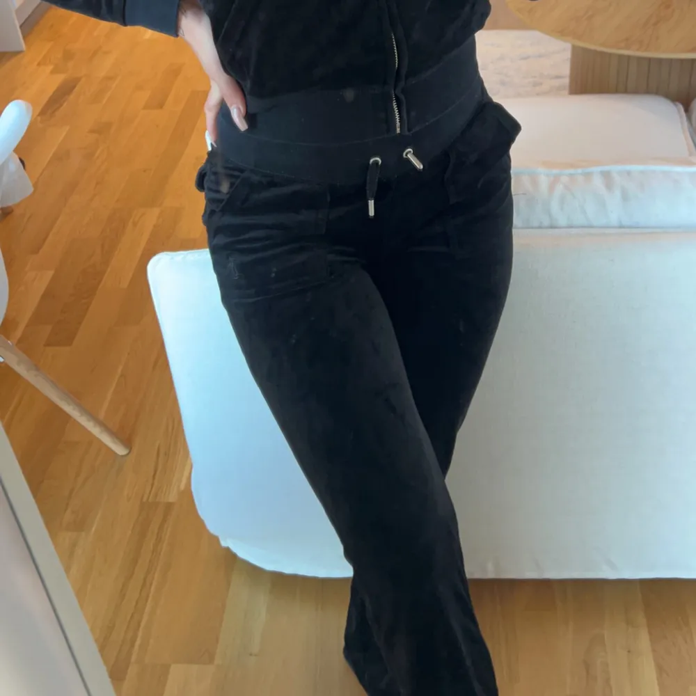 Säljer mitt svarta juicy couture sett i storleken XS på både byxa och tröja. Super fint och jätte skönt men kommer inte till användning. J:et på tröjan har gått av en bit (se bild 3). Köpt på raglady på väla.. Jeans & Byxor.