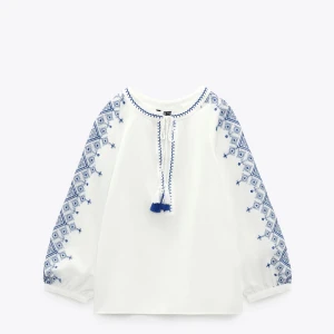 Blus  - Jättesöt blus från zara, köpt för 400 och kommer tyvärr inte till användning pris går att diskutera ❤️