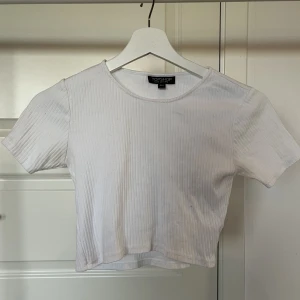 Topp - Croptop från Topshop i mycket bra skick! Bra basplagg!