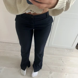 Midwaist kostymbyxor - Midwaist kostymbyxor marinblåa från zara