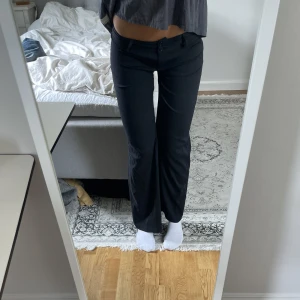 Kostymbyxor från United Colours of Benetton  - Kostymbyxor från United Colours of Benetton. Byxorna är svarta med mörkblå ränder🫶 Tidigare köpta secondhand men är i bra skick💕