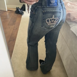 Victoria Beckham jeans  - !INTRESSE KOLL! galet snygga äkta Victoria Beckham jeans (lågmidjade, vintage). Köpta för 1500kr Säljer endast vid bra bud💕  De hade en defekt under rumpan som jag har lagat (se sista bilden). Skriv för fler bilder/frågor💕