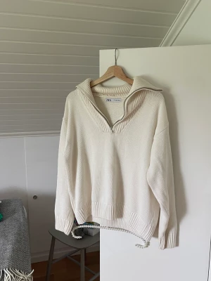 zara stickad tröja - Så fin kofta från zara, kommer tyvärr ej till användning så säljer den🩷
