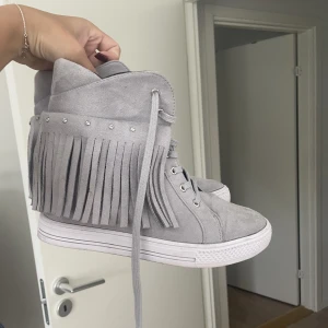 Skor - Skor med kilklack såååå coola, klacken ligger på runt 5 cm💙💙Så fint skick inga skador