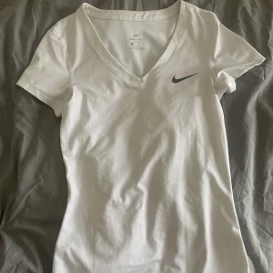Nike T-shirt  - Jättefint skick, knappat använd. 