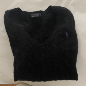 kabelstickd tröja från Ralph Lauren  - Svart V-ringad kabelstickad långärmad från polo Ralph Lauren med lila märke. 💜