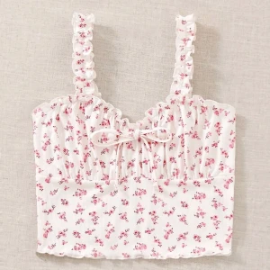 Blommig strappy crop top - Helt ny och oanvänd körsbärsblomma topp.  Materialet är stretchigt och mycket mångsidigt även för större storlekar.