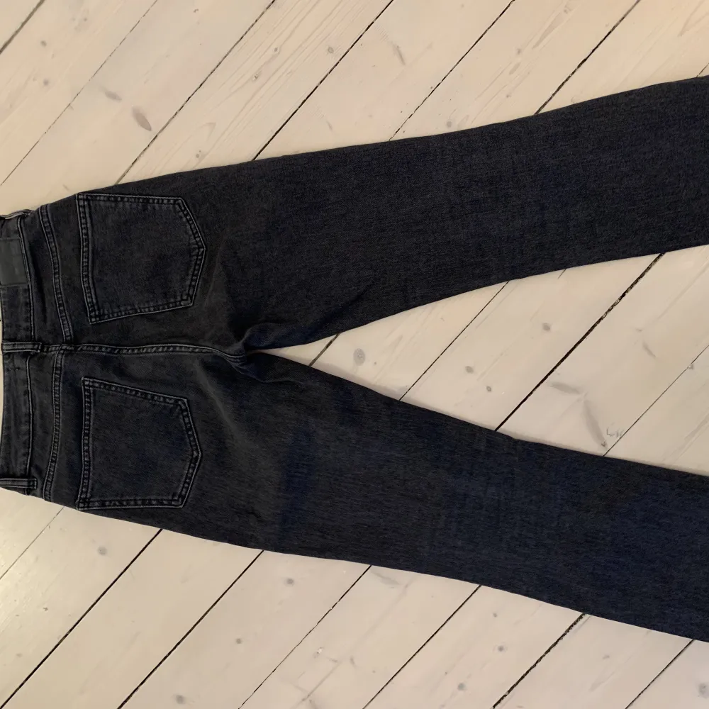 Mörkgrå raka jeans i storlek 36 från Gina Tricot. Jättesnygga men säljer pga för små . Jeans & Byxor.