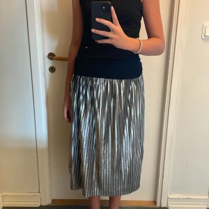 Silver kjol - Har aldrig använts och är i jätte fin form