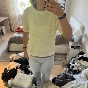 Carin Wester stickad t shirt - Säljer denna superfina stickade T-shirt från Carin Wester i ett vitt/ljusgult mönster❤️