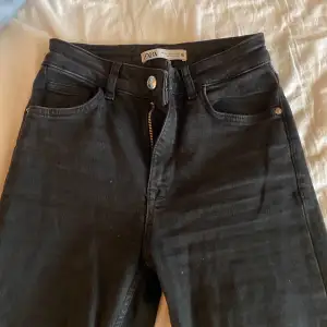 Säljer mina svarta bootcut jeans från Zara då dom inte längre kommer till användning. Köparen står för frakten! Kontakta mig för fler bilder!