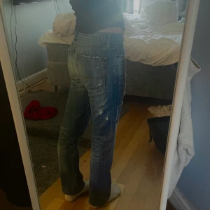 Lågmidjade jeans med slitningar  - Sjukt snygga jeans med lågmidja, slitningar och raka ben. Från american eagle. 