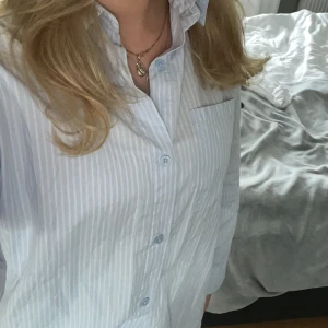 Vit blå randig skjorta  - Oversized skjorta nästan oanvänd. Storleken är xxs men jag har vanligtvis S å den passar mig