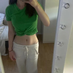Grön topp - Söt grön topp från Zara i fint skick med knytdetalj. Pris kan diskuteras🫶
