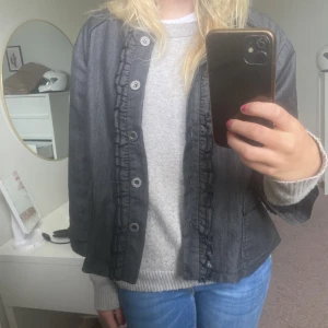 Jacka  - Säljer den här jättefina trekvartsärmade jacka. Perfekt höst/vårjacka😊 