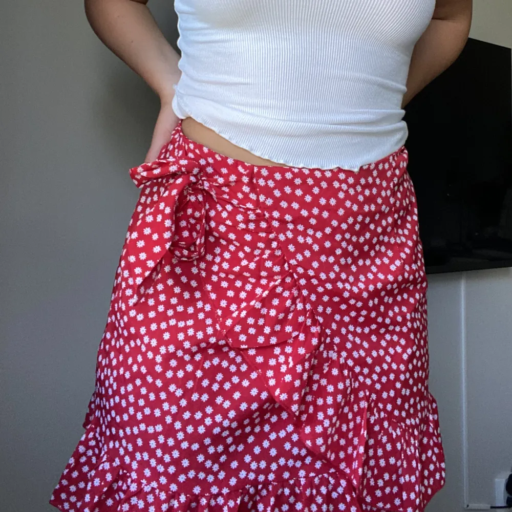 Röd kjol med vita blommor och volang, storlek S från shein❣️. Kjolar.