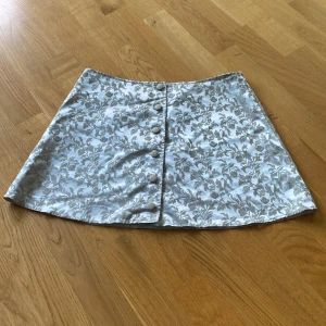 Silvrig kjol!! - Så fin kjol i silver med fina detaljer! Den är tyvärr för stor för mig i midjan😖