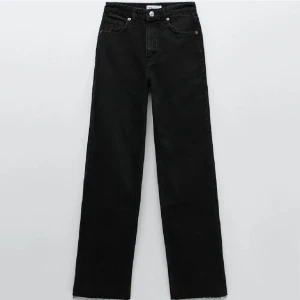 Zara jeans wide leg - Slutsålda svarta raka byxor från zara i stolek 36. Tyvärr har dem blivit för små för mig därav säljer jag dem! Använd några få gånger. 
