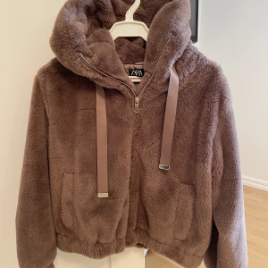 Teddy jacka Zara - Teddy jacka från Zara i brunt, så mysig och fin. Jag har en storlek XS  Använd en gång så jackan är som ny 