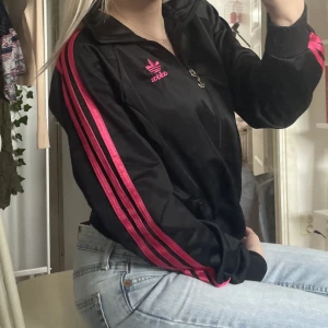 Adidas kofta - Så cool adidsskofta i storlek XL i BARNstorlek, vilket jag uppskattar till en vanlig S. För referens är jag en XS. Köp sker endast via ”köp nu”