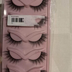 Lösögonfransar Fransar - Säljer ett paket med fem par lösögonfransar. Dragit bort lappen för att man ska kunna se att alla fransar är kvar.  Är helt oanvänt och obruten förpackning. Kan skicka fler bilder om det behövs👍🏻  70kr + porto