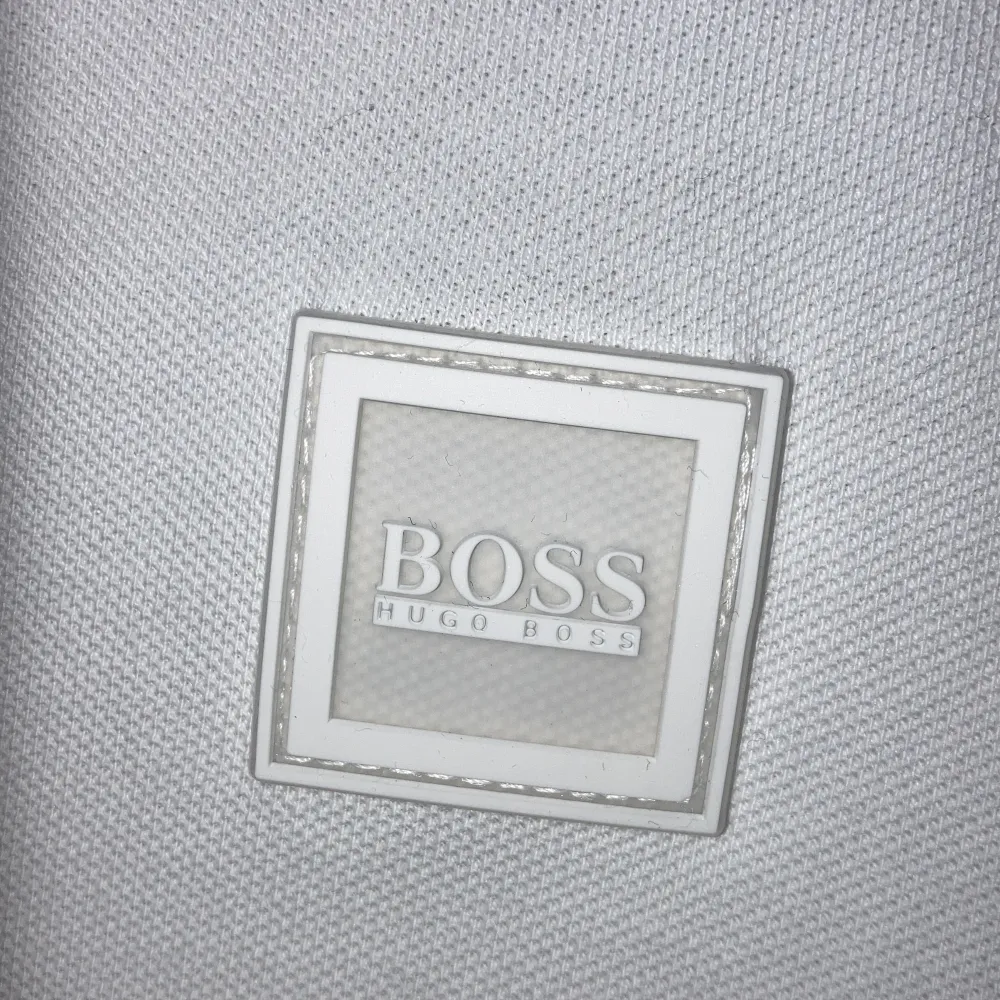 Vit Hugo boss piké, använt fåtal gånger, sälja då den är förliten,nypris ca 700. Skjortor.