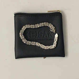 Kejsar armband - Hej, säljer ett äkta silver kejsar armband som är köpt från kejsar.se för 1599. Längden är 20cm och bredden är 6mm. Säljer den för 1000 prick då den är hur ny som helst och glänser som vanligt. Hör av er! 