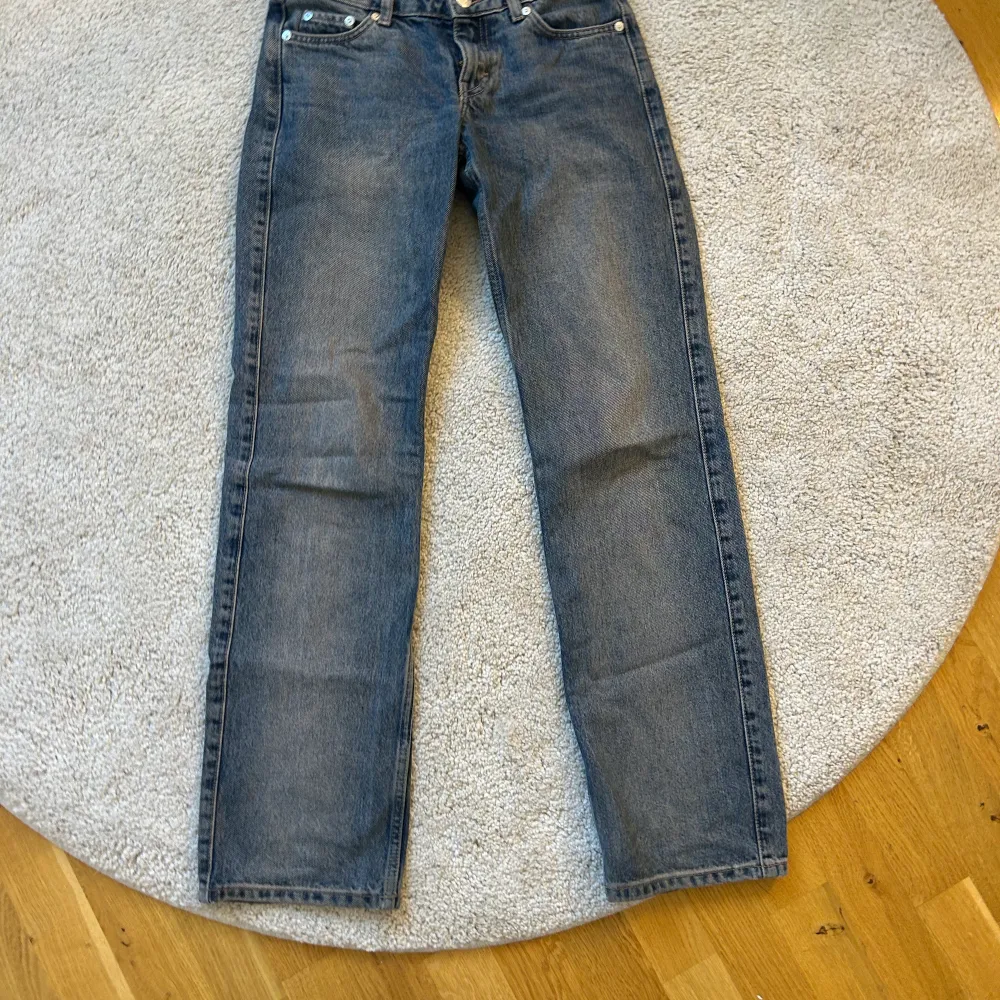 LågMidjade jeans med straight modell . Jeans & Byxor.