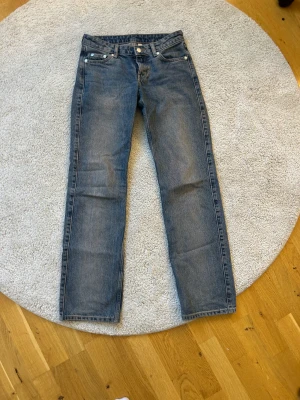 Weekday jeans  - LågMidjade jeans med straight modell 