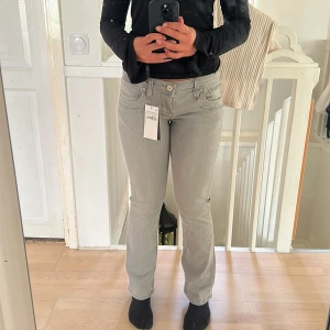 Ltb valerie low rise bootcut - Gråa valerie ltb jeans i storlek 27x30. Fick precis hem Jeansen, de är alltså helt nya, har bara provat de. Säljer de då de för min smak är lite för korta. Storleken passar mig som vanligtvis brukar ha 34 och 36 i jeans. Skriv om ni har frågor om pris osv