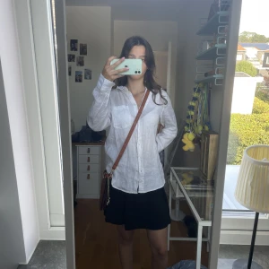 Svart kjol - Helt oanvänd svart kjol. Väldigt tunn och luftig kjol. Den har resorband i midjan så man kan ha den mer lågmidjat om man önskar:)) Vid snabb affär kan pris diskuteras 😁