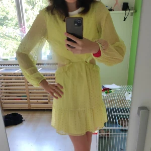 Härlig klänning i lolita stil💛 - Gul, luftig vårklänning med utskärningar på sidorna.  Ny och oanvänd i perfekt skick.