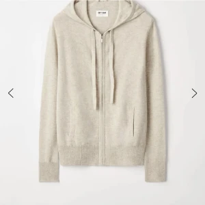 Soft goat kashmir zip - Nyskick! Kashmir zip, kommer inte till användning då färgen inte passar mig, använd max 3 ggr, tar inga bud under 1600, nypris 2500 i färgen sand  