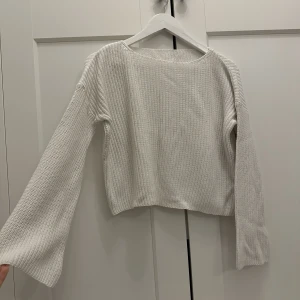 Stickad tröja  - Stickad tröja med utsvängda vida ärmar. Inköpt från Nakd. Tröjan är i mycket bra skick.