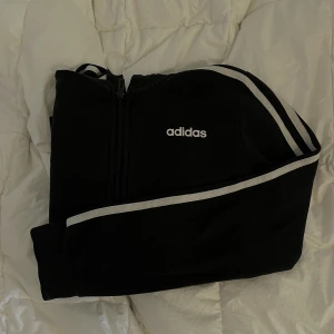 Adidas zip hoodie - Fin adidas zip Hoodie. Köpt second hand och tror den egentligen är barnstolek men passar S/M beroende på hur tight man vill ha den. Tight modell.  Katt finns i hemmet <3 
