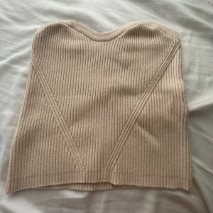 Stickad topp - Ett jättefint stickat linne/topp ifrån bikbok. Kommer ej till användning. 💕