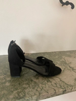 Klackar - Fina svarta klackar i Stl 39. Endast använda någon enstaka gång  för något år sen, efter de har de bara stått i garderoben ❤️