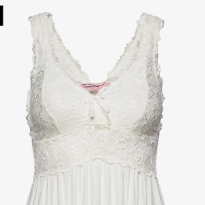 Vitt nattlinne 🤍/klänning - Superluftigt nattlinne! Knappast använd. Från Hunkemöller. Superfin 💕