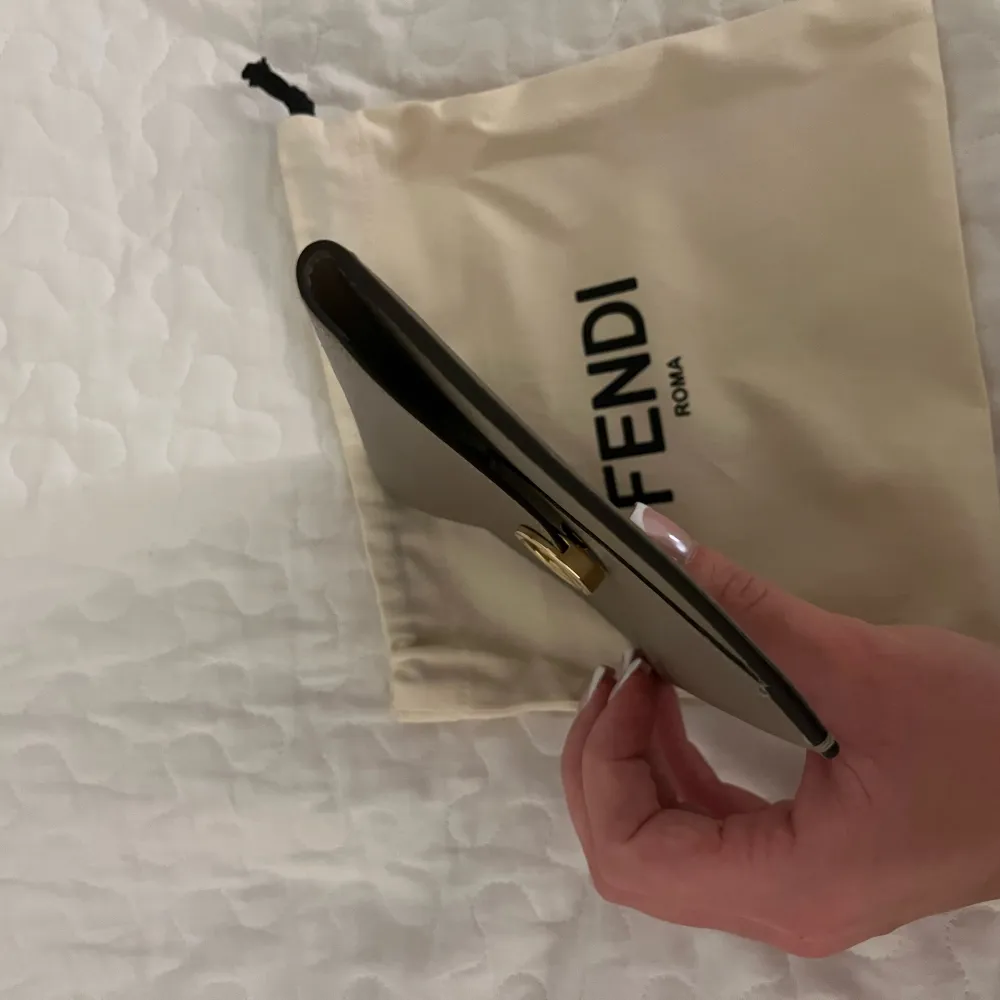 Säljer nu min Fendi clutch bag, använd fåtal gången vid speciella tillfällen.  Inga skador eller repor.  Vid intresse kan fler videos och bilder skickas ☺️. Väskor.