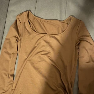 Brun topp  - Brun topp skims material, använd en gång. 