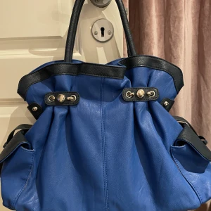 Väskan  - En gång använd. Flytar framåt- tillbaka från skåp till skåp.