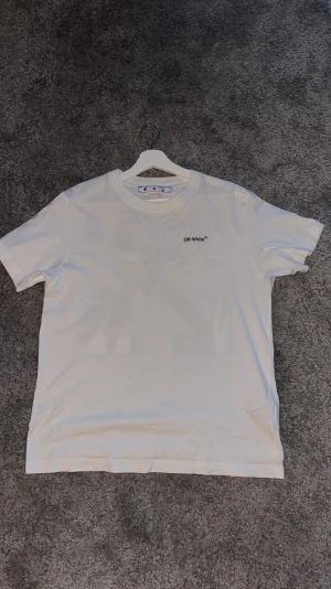 Off White T-shirt  - Fet T-shirt, nypris minns ej tvär dyr runt 6(?) 