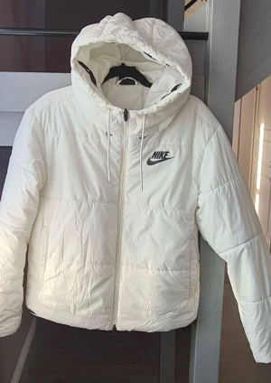 Vintetjacka, Nike, Strl M - Fin vinterjacka från Nike i storlek M. Sparsamt använd förra vintern. 